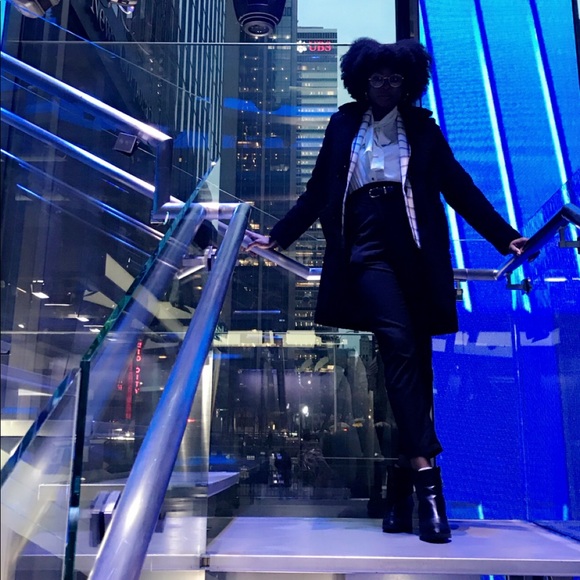 Meet Your Posher, Tori!🌻 - Picture 5 of 8